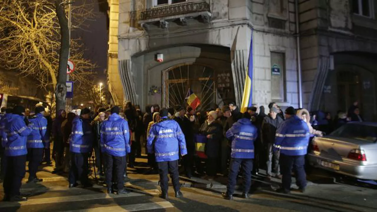 Câteva zeci de oameni, la protestul organizat în fața sediului DNA