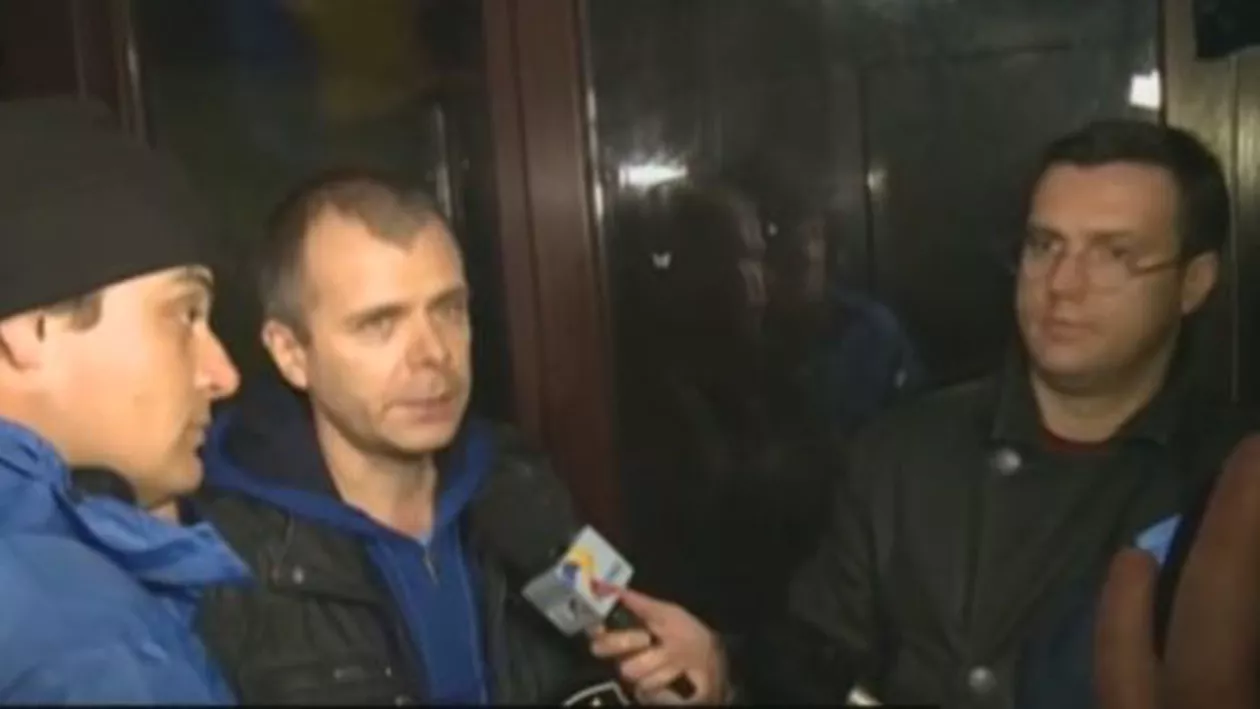 SCANDAL la protestul de la DNA. Mălin Bot, încăierare cu jandarmii: Mi-ați rupt hainele de pe mine (VIDEO)