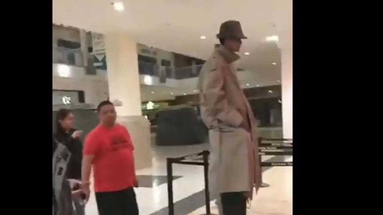 Ca-n desene animate! Cum au încercat doi adolescenți să intre într-un cinematograf (VIDEO)