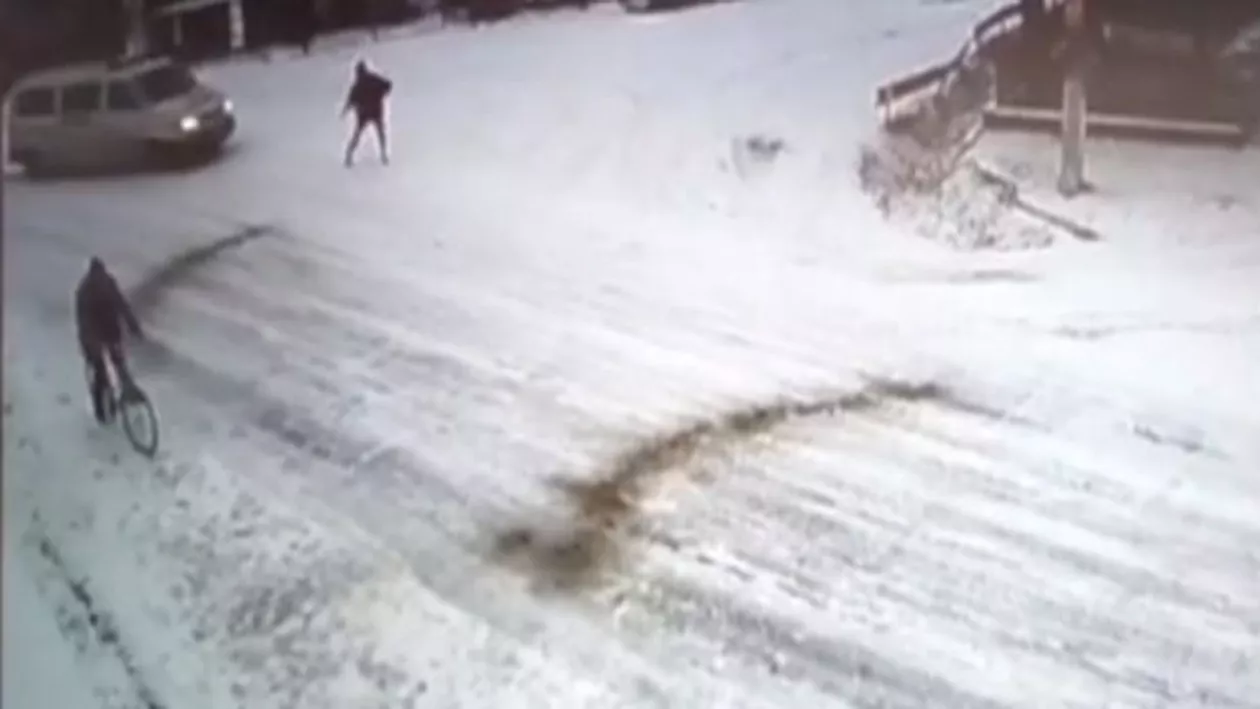 Au apărut imagini cu acccidentul mortal în care a fost implicată o dubă plină cu mascaţi (VIDEO)