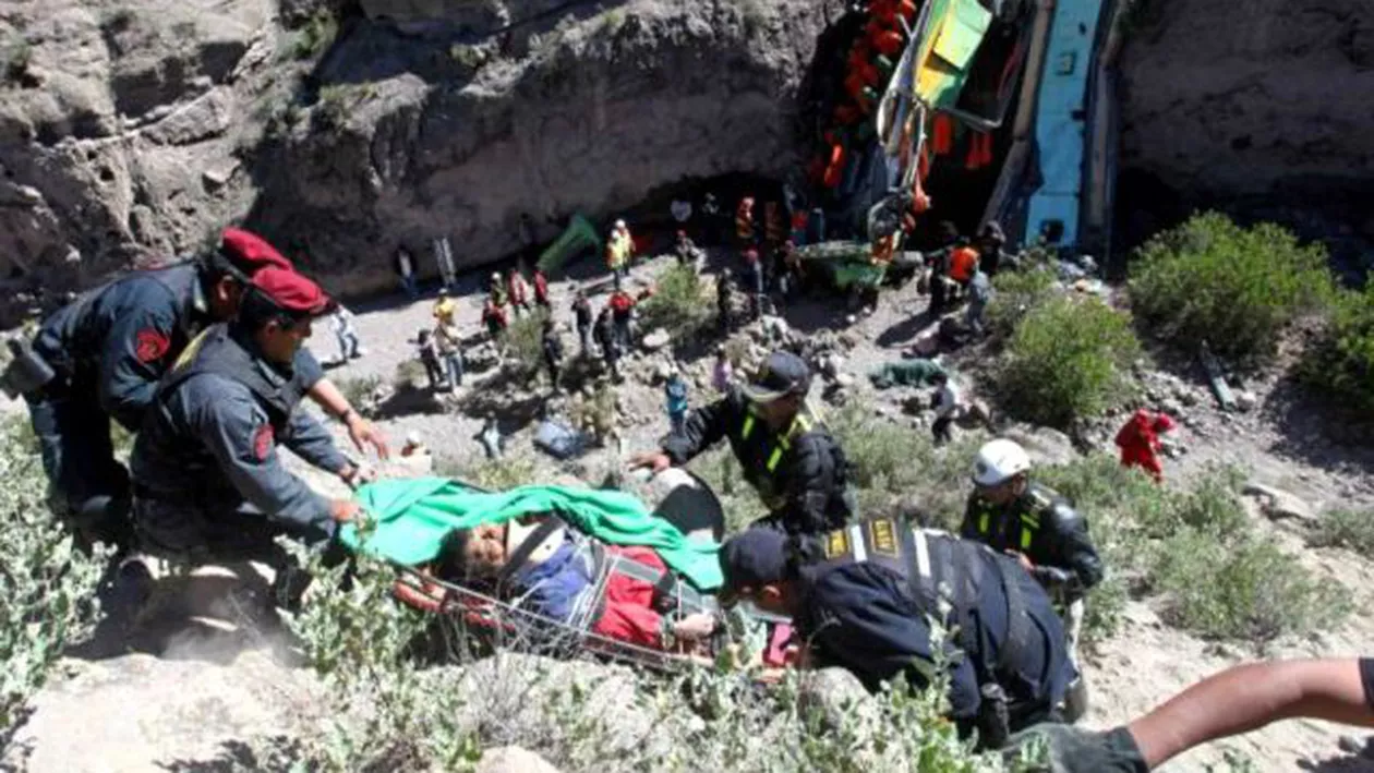 Peru: Cel puţin 35 de MORŢI după ce un autocar a căzut într-o PRĂPASTIE