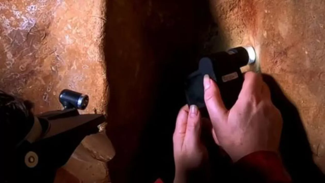 Au fost descoperite cele mai vechi picturi și desene: Sunt realizate de oamenii de Neanderthal, acum peste 60.000 de ani (VIDEO)