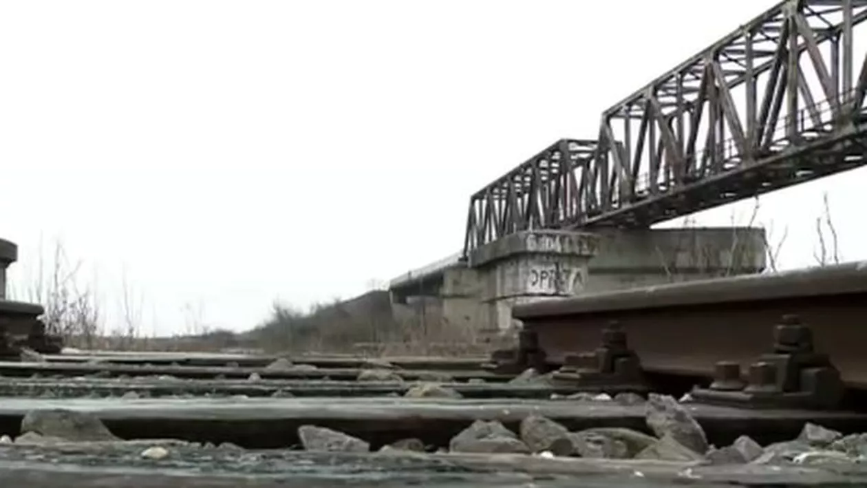 Podul pe care NU l-au putut repara 15 miniştri. Trenurile fac un ocol pe la VIDELE pentru a ajunge de la Giurgiu la București
