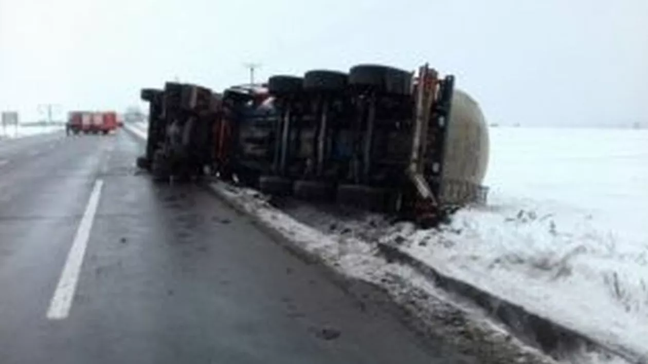 Pericol de explozie în Neamţ: O cisternă cu substanţe extrem de inflamabile s-a răsturnat pe drumul european ce leagă Roman de Iaşi (FOTO)