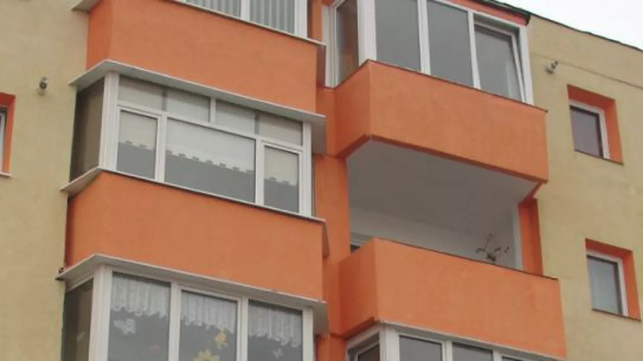 Un bărbat din Roman a fost ÎMPINS de la balcon de FIUL său (VIDEO)