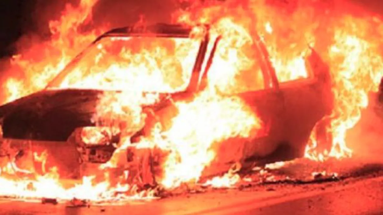 Mașina unui fost șef din Poliție a fost incendiată în Focșani cu un cocktail Molotov