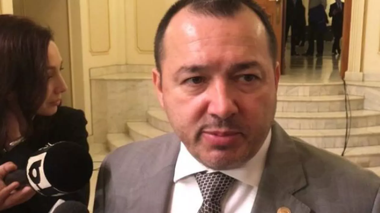Deputatul "MITRALIERĂ" îndreaptă arma spre PROTESTATARI: Oameni care habar n-au...