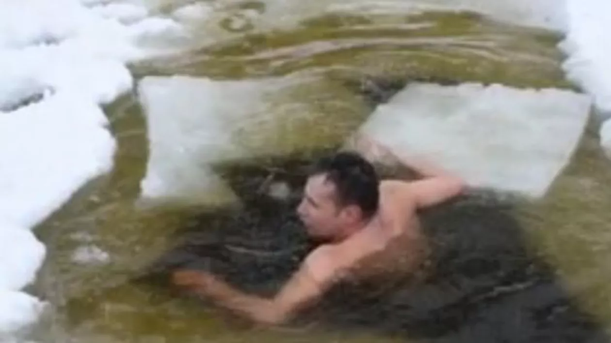 Un sucevean a prins pește cu mâna, scufundându-se printre sloiuri de gheață (VIDEO)
