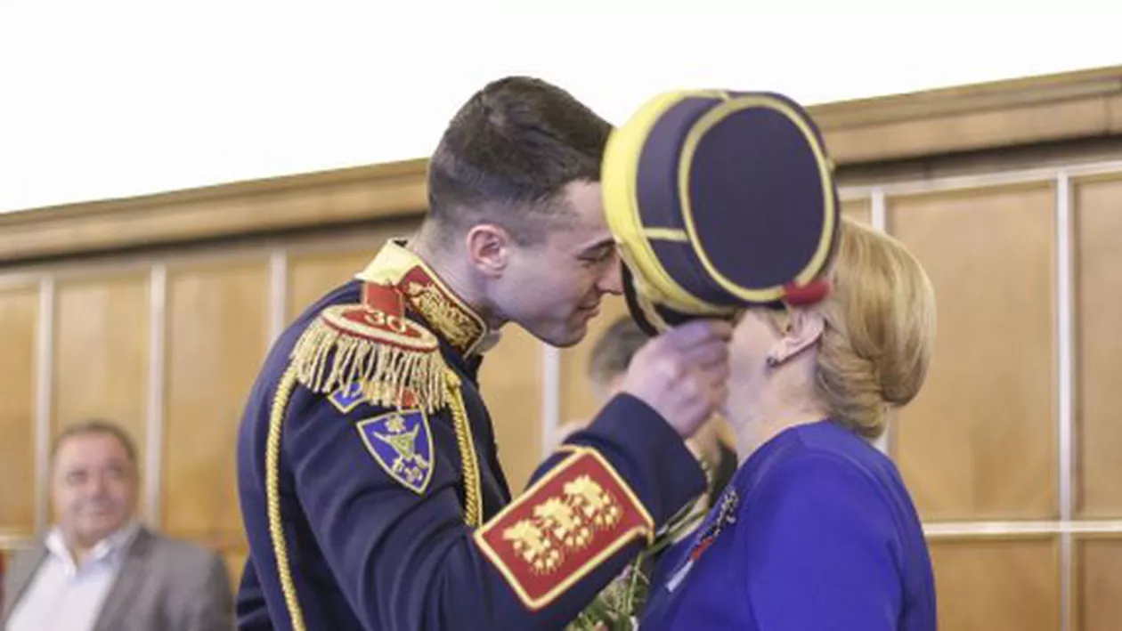 Sărutul de la Guvern: Cu cine s-a PUPAT Viorica Dăncilă în văzul tuturor (FOTO)