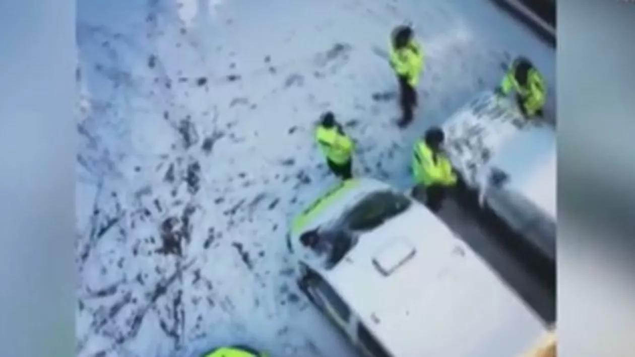 Distracție în UNIFORMĂ! Bătaie cu ZĂPADĂ între AGENȚI DE POLIȚIE, într-o parcare (VIDEO)