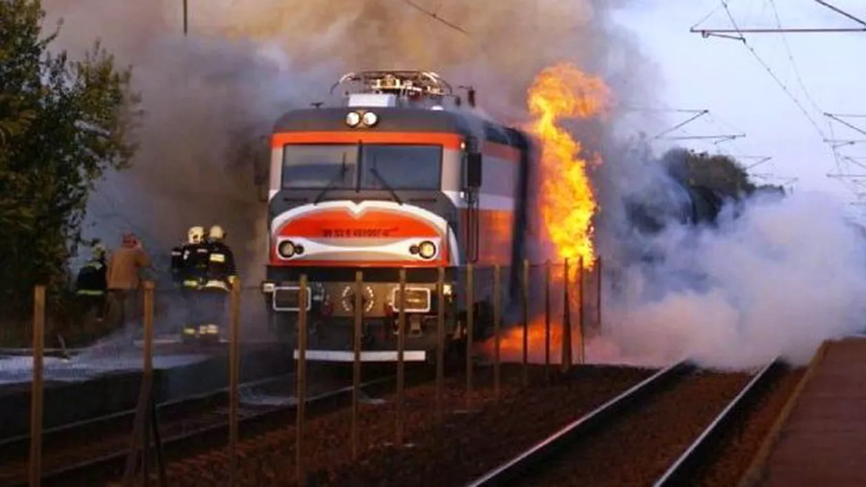 INCENDIU la un tren de călători! SUTE DE PASAGERI, ÎN PERICOL!