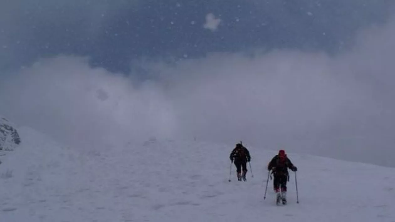 AVALANȘĂ PUTERNICĂ în Munții Vrancei, posibil declanșată de un CUTREMUR. O femeie a MURIT (VIDEO)