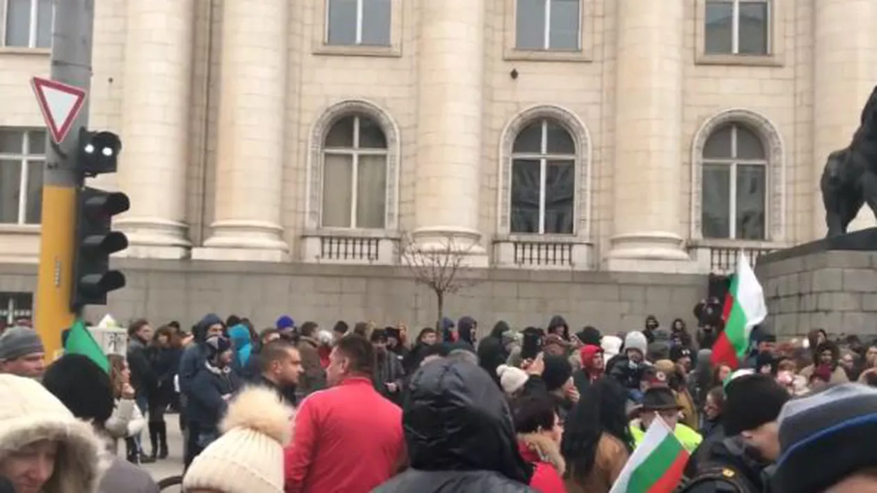 Mii de persoane au ieşit în stradă, în Bulgaria, pentru a cere eliberarea unui medic arestat pentru că a ucis un hoţ de etnie romă (VIDEO