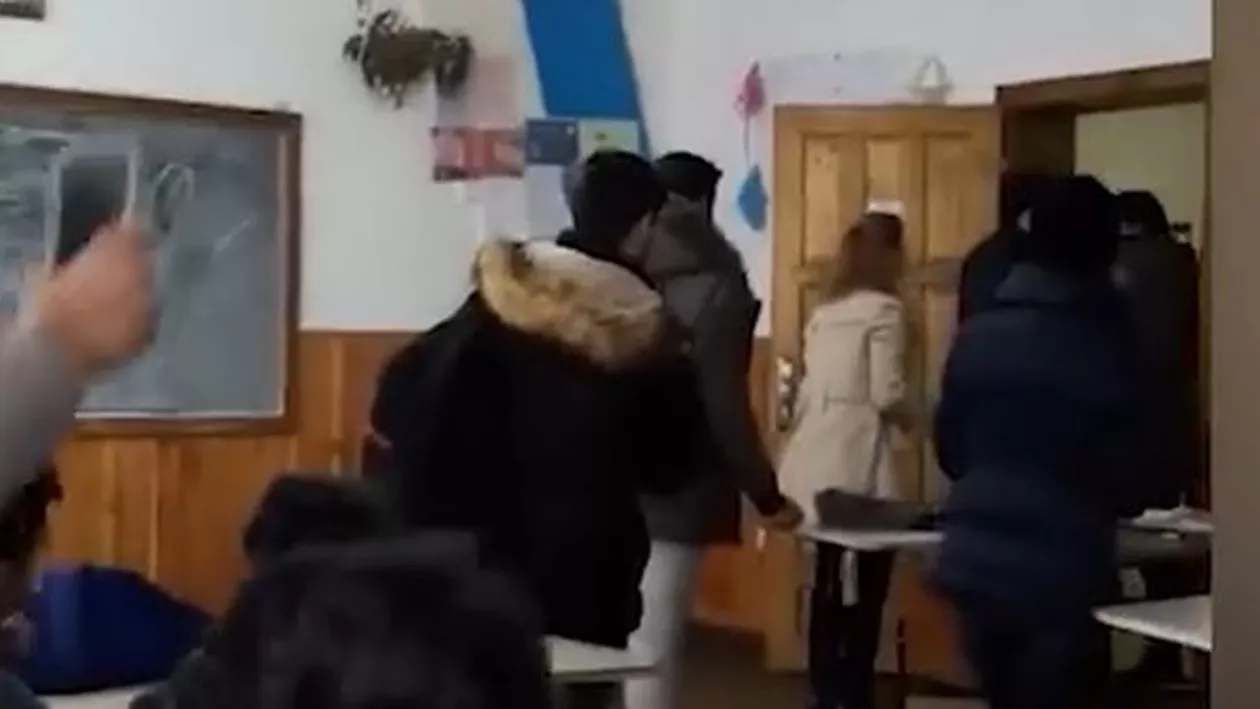 Câțiva ELEVI și-au ATACAT PROFESORUL în sala de clasă: SCANDAL cu PALME și ȚIPETE într-o școală din ROMÂNIA (VIDEO)