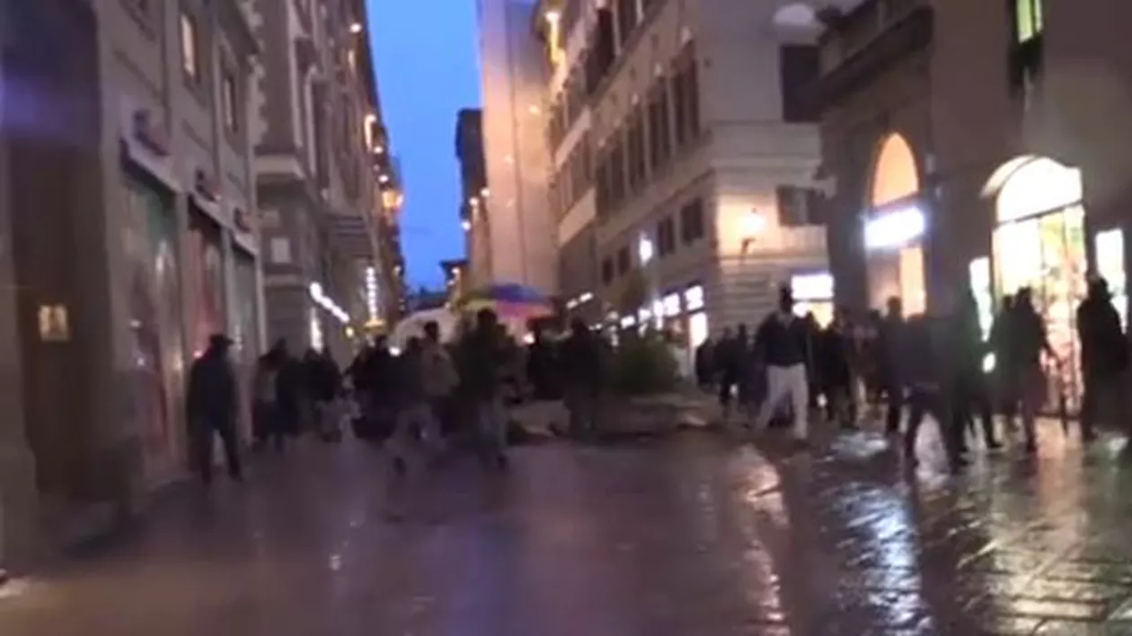 Situație EXPLOZIVĂ în Florența: Migranții au făcut ravagii în centrul orașului, după ce un senegalez a fost împușcat mortal (VIDEO)