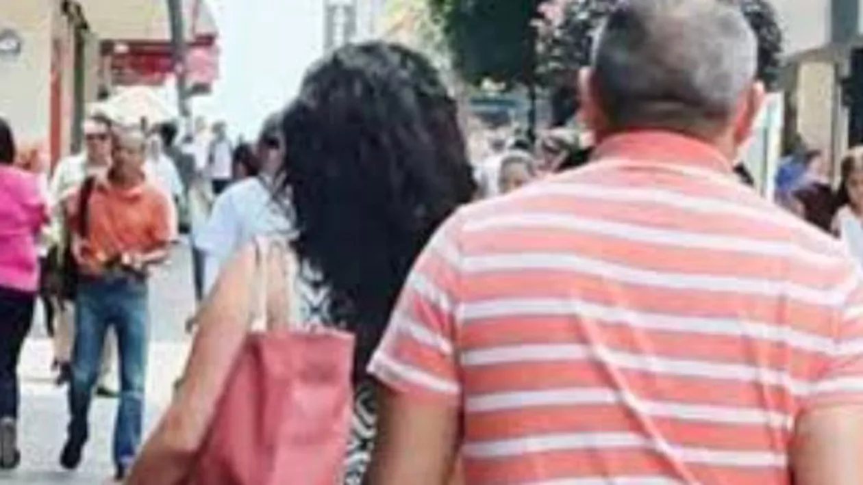 AMENDĂ de 90 de euro pentru bărbații care FLUIERĂ DUPĂ FEMEI pe stradă