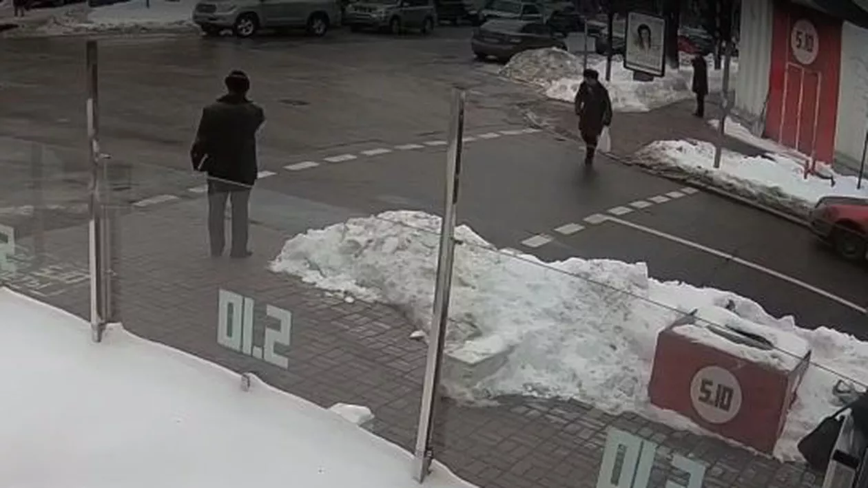 Video ȘOCANT: Momentul în care cortegiul președintelui Ucrainei, Petro Porosenko, a lovit în plin un bărbat care traversa o stradă din Kiev