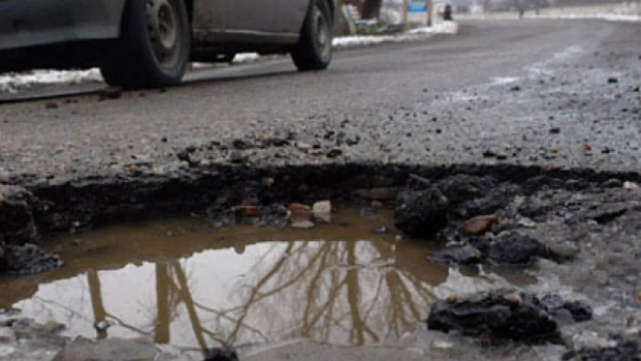 Un șofer din Maramureș și-a rupt maşina în două într-o groapă acoperită cu apă (FOTO)