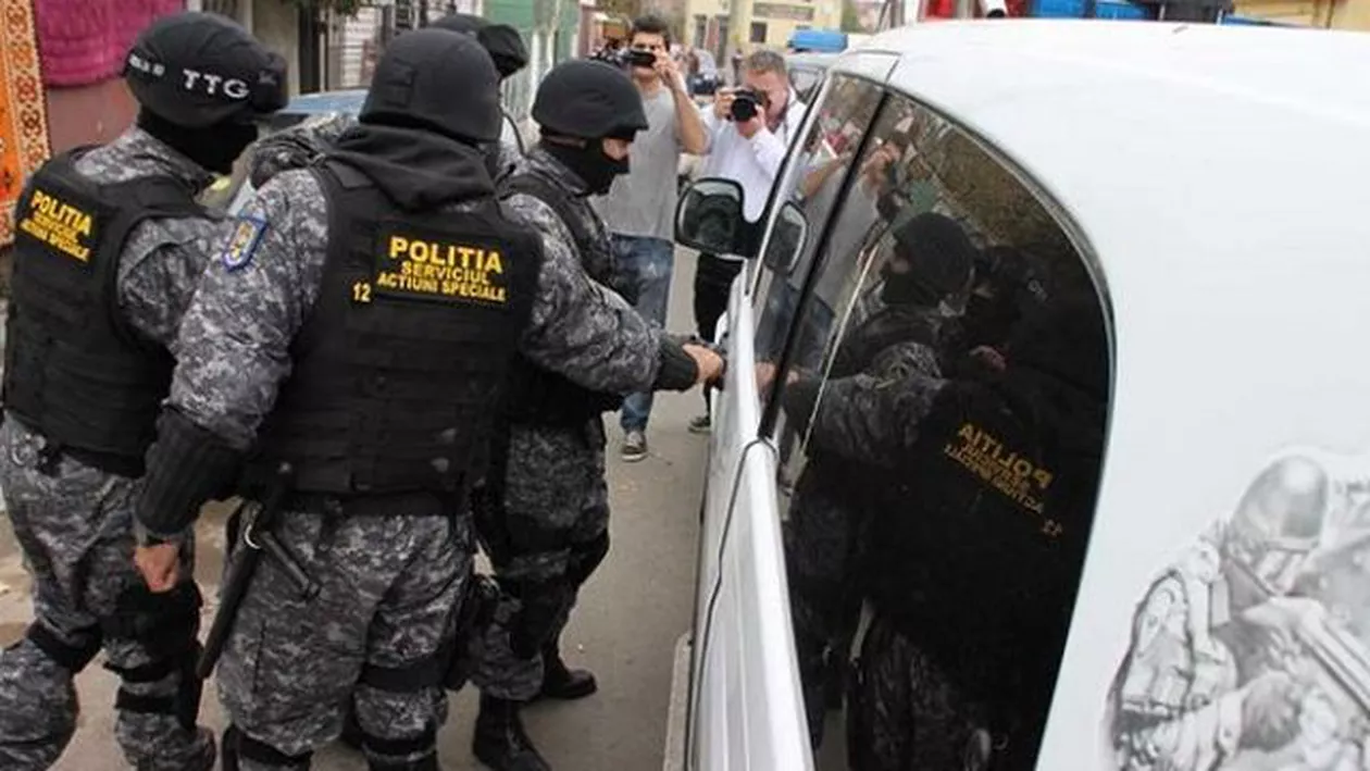 Percheziţii domiciliare la suspecţi de camătă şi furt
