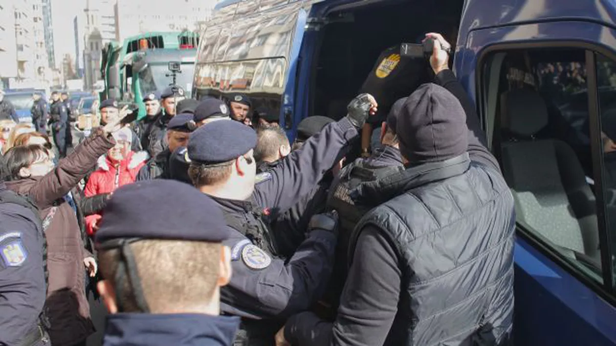 CONGRES PSD: Protest în fața Sălii Palatului. Oameni băgați în dubă de jandarmi şi amendaţi(VIDEO)