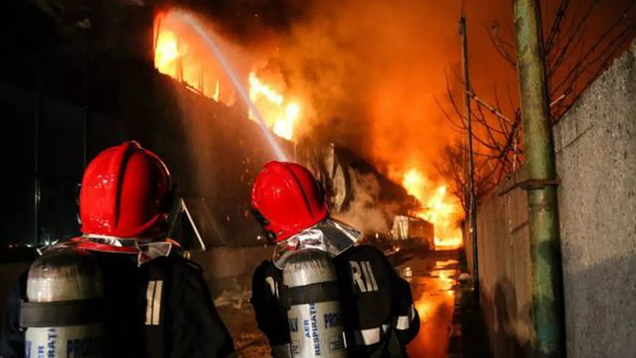 Galați: Un bloc a luat foc! Zeci de persoane EVACUATE, printre care și mai mulți copii