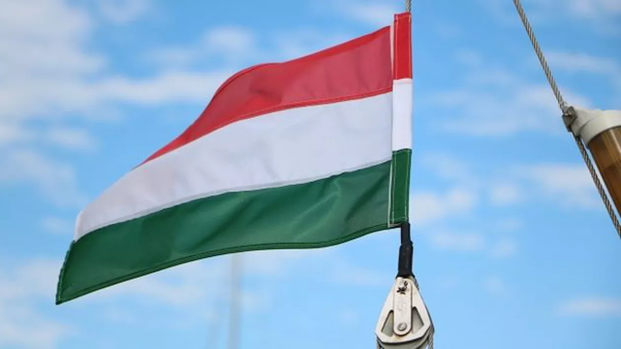 Străzile din Sfântu Gheorghe, decorate cu STEAGUL Ungariei! Primaria susţine că sunt PANGLICI de culori 