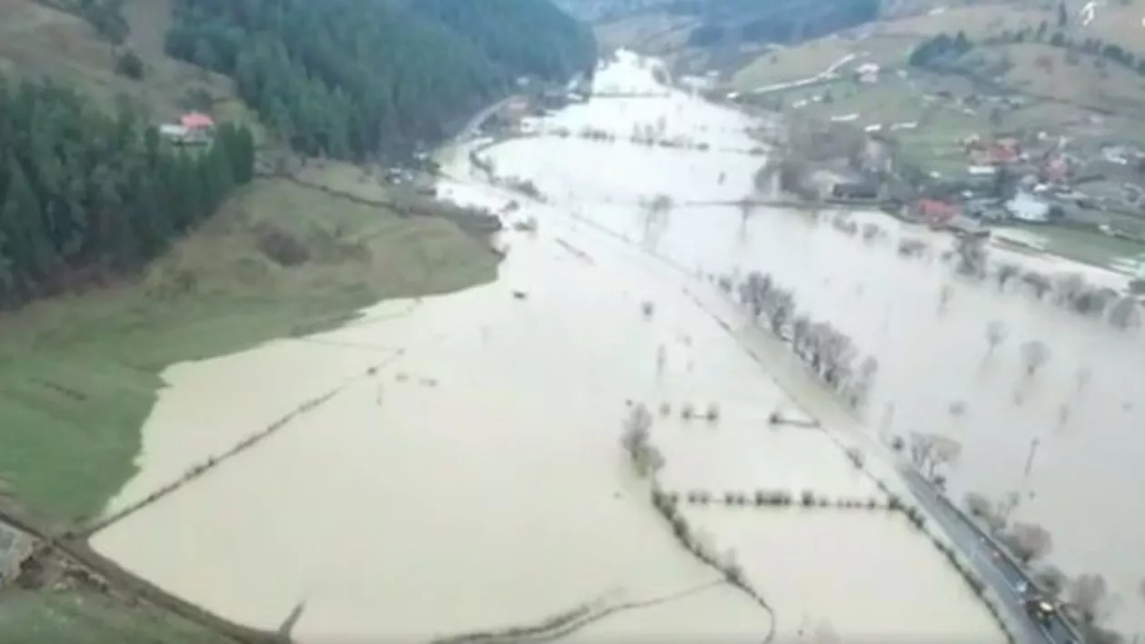 VIDEO INCREDIBIL: DN10, blocat la Sita Buzăului de revărsarea râului Buzău