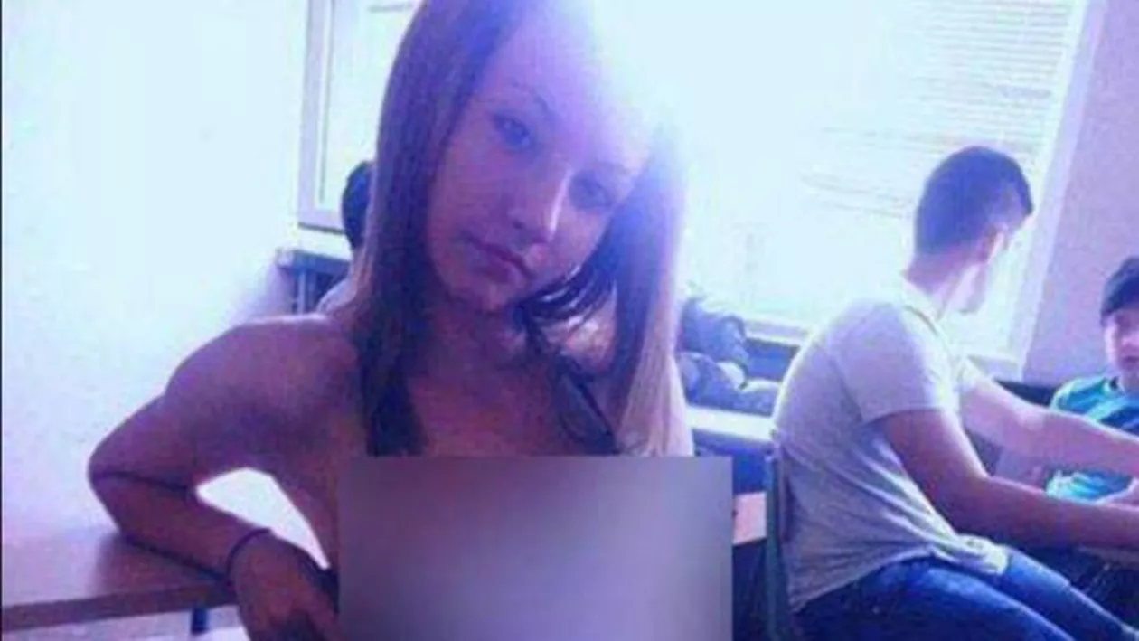 O elevă de clasa a IX a a fost EXMATRICULATĂ pentru că a venit îmbrăcată așa, la școală: 'Nu este la prima abatere, dar acum A ÎNTRECUT LIMITA' (FOTO)