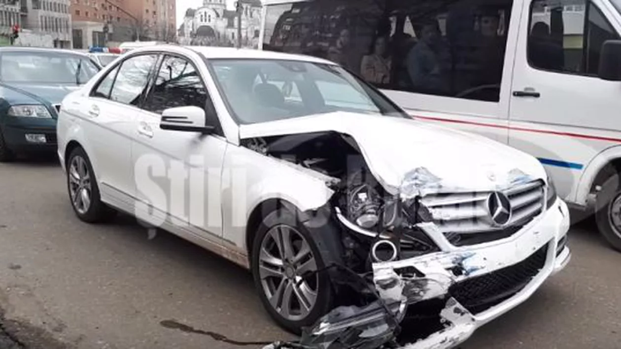 O Dacie 1310, condusă de un bătrân de 81 de ani, a făcut praf un Mercedes condus de un viceprimar într-un accident în Buzău (VIDEO)