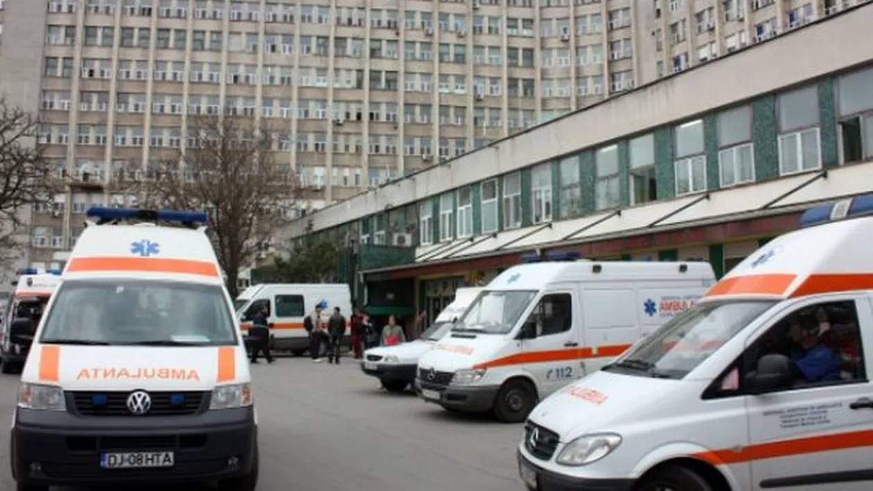 Craiova: Femeie BĂTUTĂ pe holurile SPITALULUI DE URGENȚĂ de angajaţii firmei de pază (VIDEO)