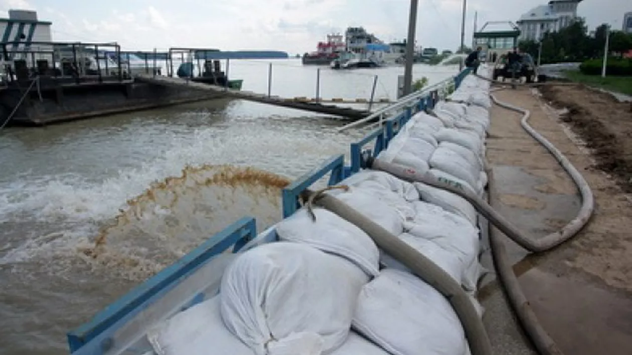 Dunărea SE REVARSĂ! STARE DE ALERTĂ în Ialomița! APELE au ajuns la primul dig local de APĂRARE