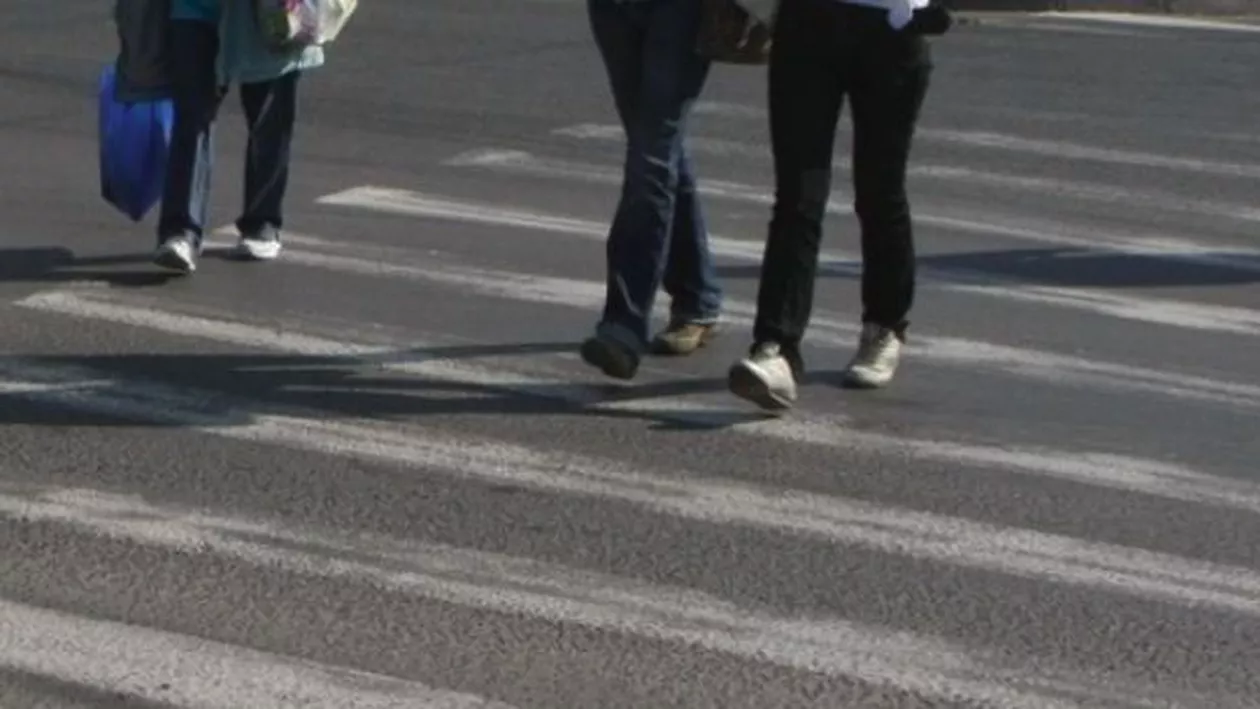 Iași: Un bărbat a fost SPULBERAT de o mașină și aruncat într-un stâlp (VIDEO)
