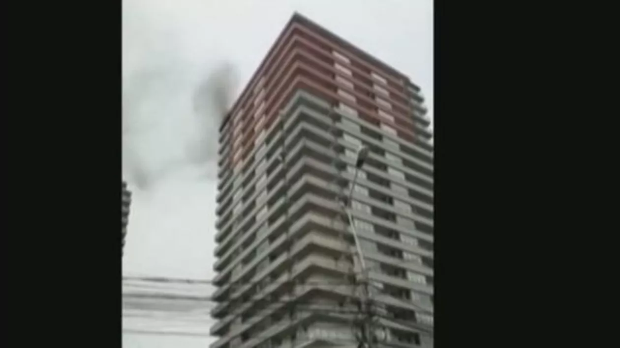 Incendiu puternic în Capitală la un ansamblu rezidenţial din Berceni. Intervenţie de urgenţă a pompierilor (FOTO, VIDEO)