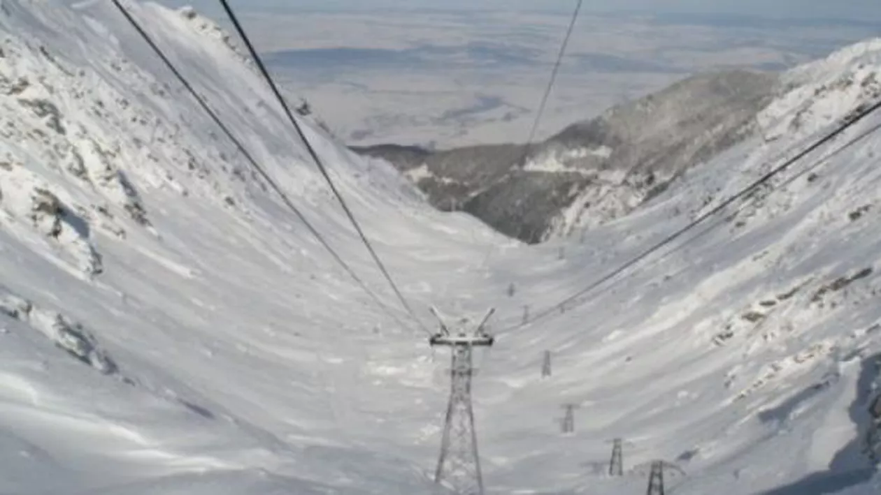 Doi turişti au rămas blocaţi în masivul Bucegi din cauza viscolului