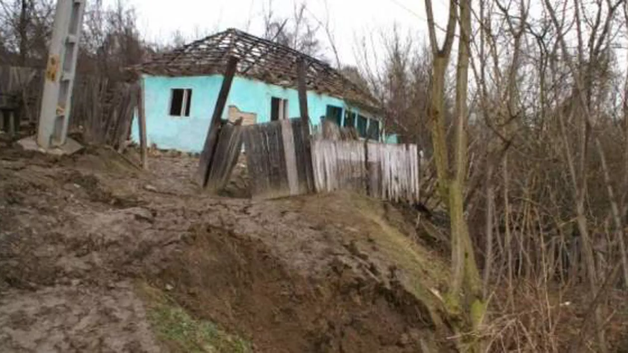 Dâmbovița: Trei familii au fost evacuate, din cauza unor alunecări de teren