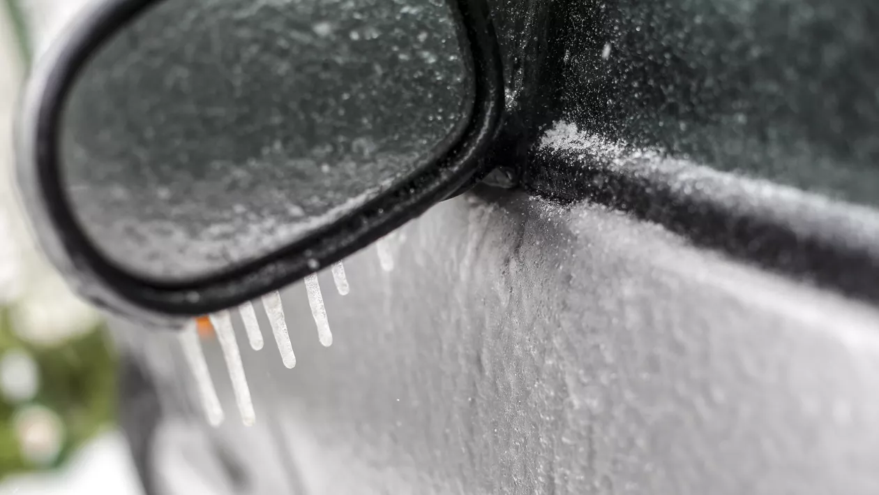 FREEZING RAIN SAU PLOAIA ÎNGHEŢATĂ: FENOMENUL METEO CARE A PARALIZAT ROMÂNIA! (FOTO)