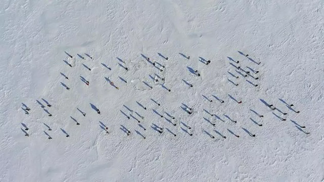 100 de ruşi au dansat VALS pe un lac îngheţat ca PROTEST faţă de alegerile prezidenţiale (VIDEO)