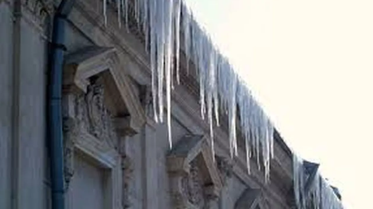 Botoşani: Un bărbat a fost grav rănit de un ţurţur desprins de pe un acoperiş