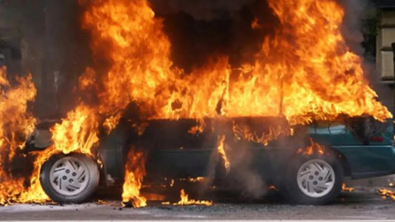 ULUITOR! A incendiat o mașină aflată pe locul său de PARCARE! Focul l-a cuprins și pe el (FOTO)
