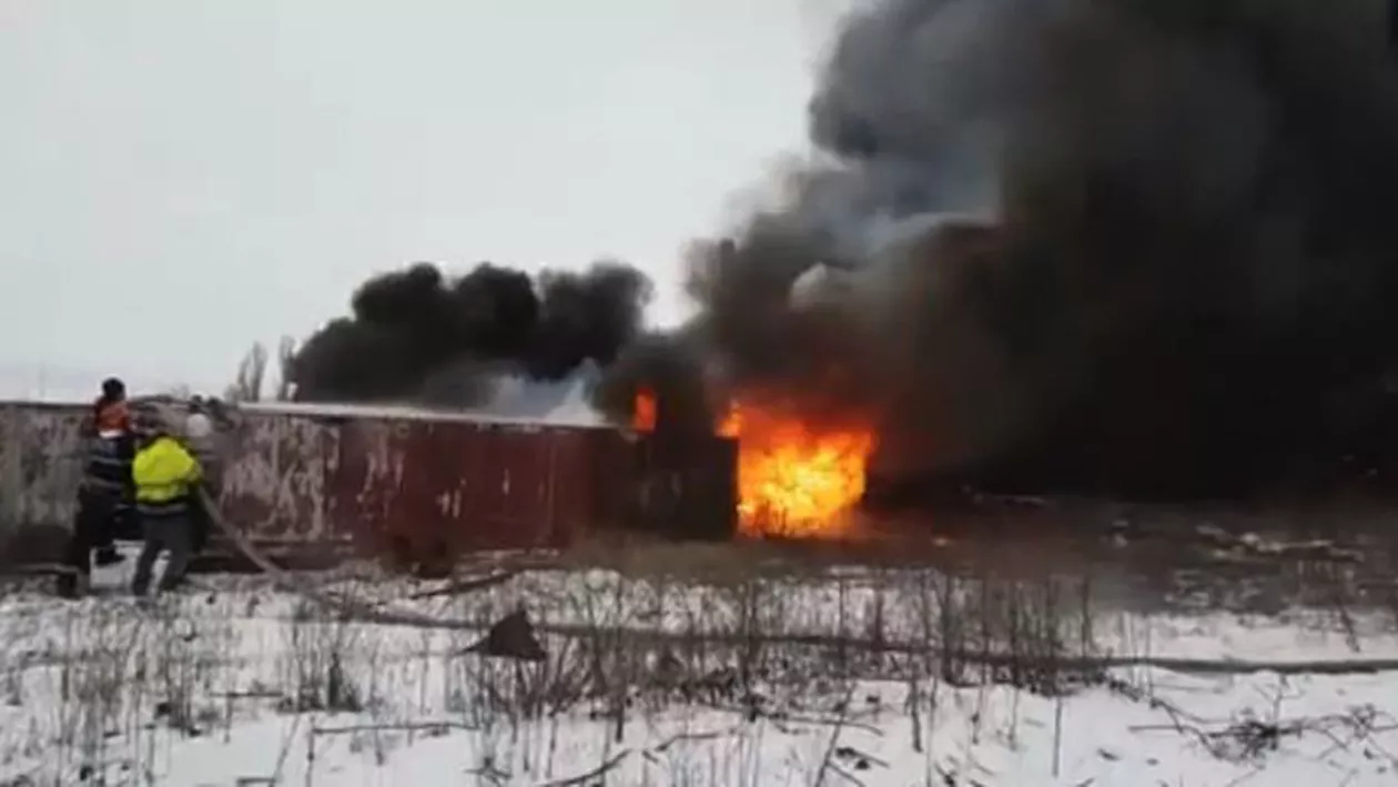 Ploiești: Incendiu puternic pe platforma fostei rafinării Astra (FOTO)