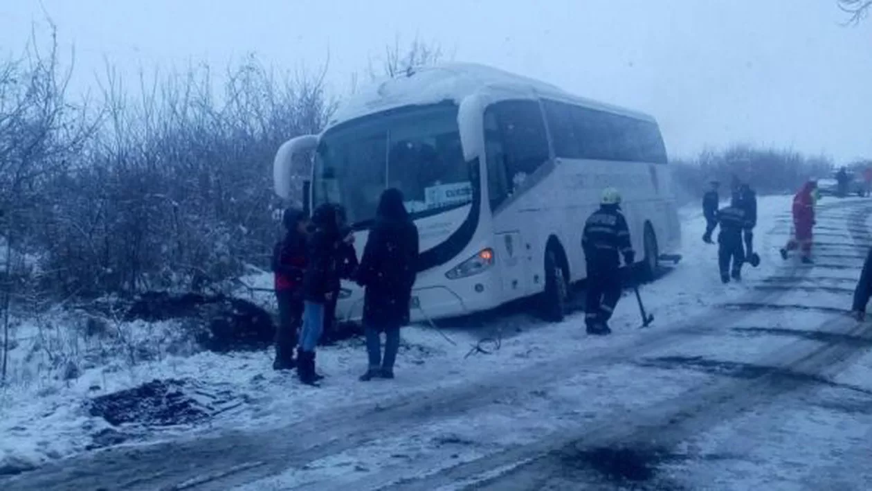 Mureş: Un AUTOCAR cu 31 de copii a DERAPAT! Intervenţie de urgenţă a ISU (VIDEO, FOTO)