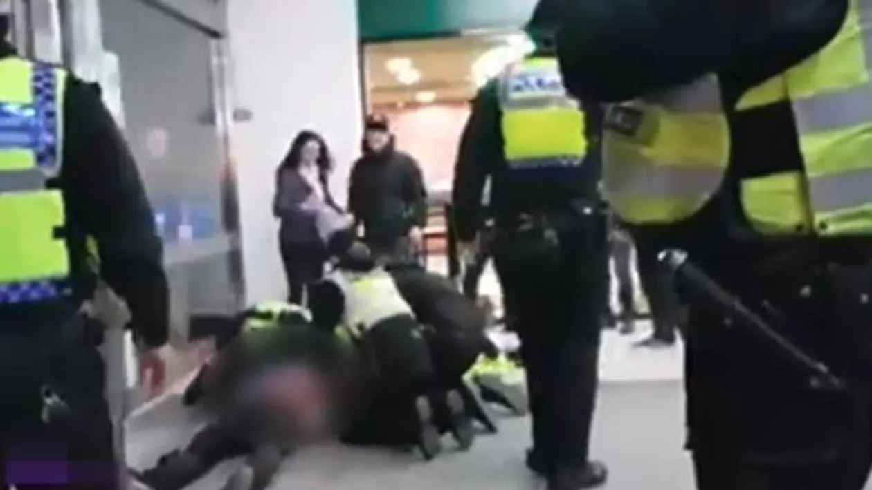 Încă un român ÎNJUNGHIAT MORTAL în Marea Britanie după ce a sărit în apărarea unui prieten. DIASPORA reacţionează!