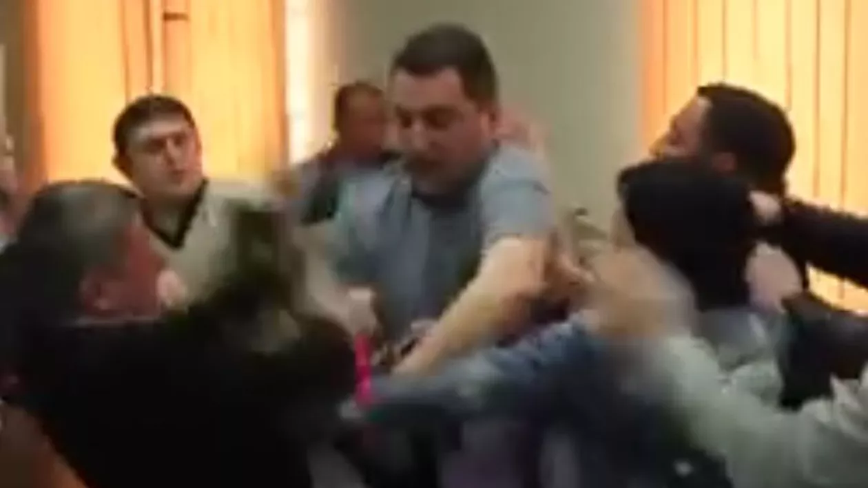 Bătaie ca în filme în Consiliul Local: S-a lăsat cu capete sparte și fețe tumefiate (VIDEO)