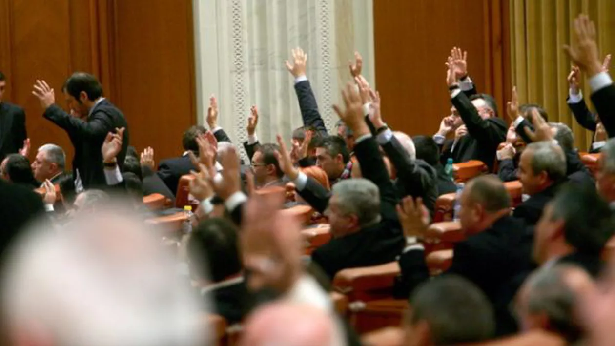 Parlamentarii nu renunţă la pensiile speciale: Senatul a respins proiectul USR de abrogare