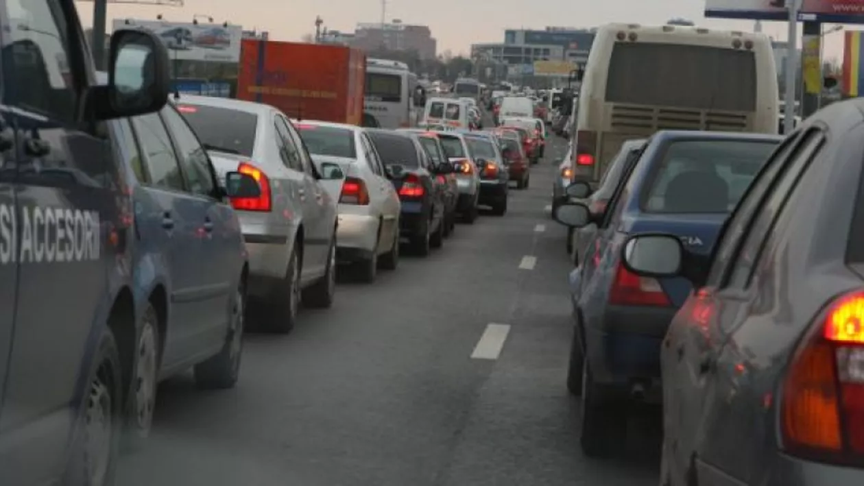 Trafic blocat pe Centura Capitalei, din cauza topirii zăpezii: Șoseaua s-a umplut cu apă (VIDEO)