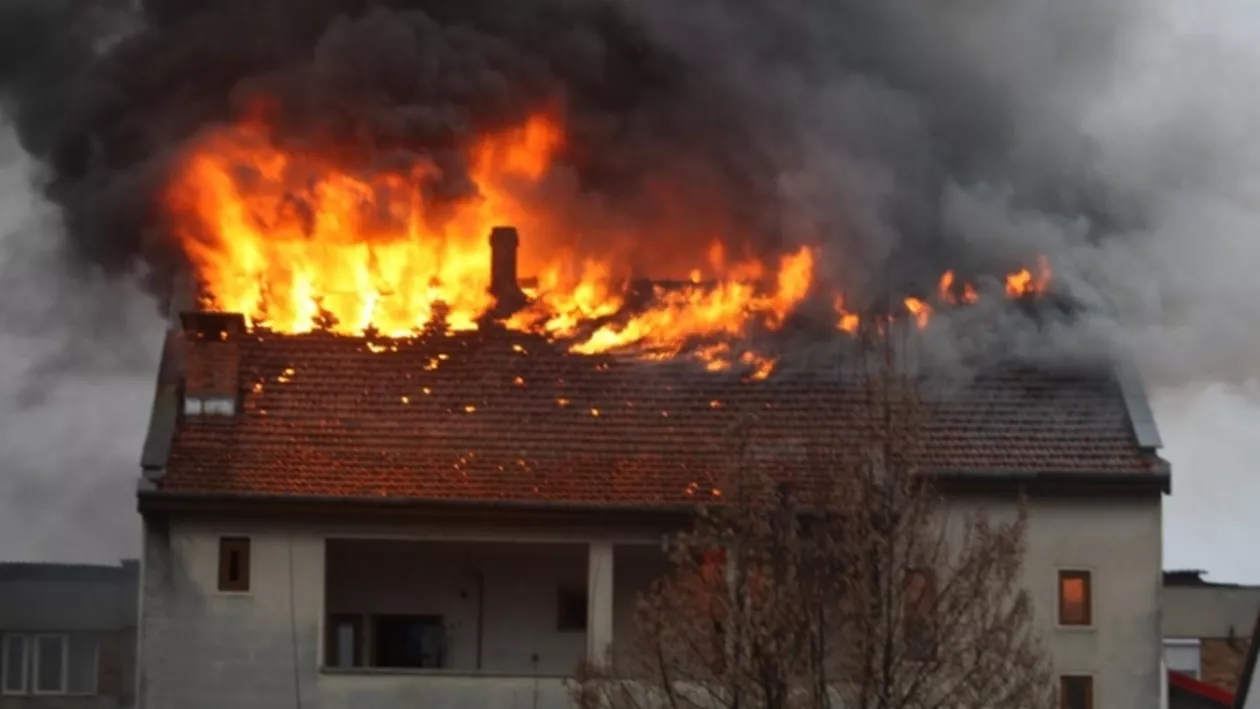 Buzău: Un bărbat a murit CARBONIZAT, după ce casa sa a fost cuprins de flăcări devastatoare