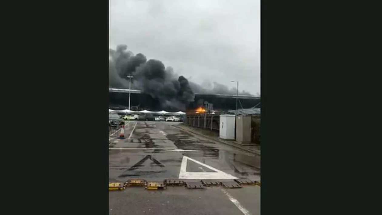 Londra: Un autobuz plin cu pasageri a luat foc pe aeroportul Stansted (FOTO, VIDEO)