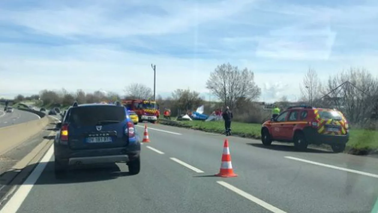 Franța: Un avion s-a prăbușit pe o autostradă. Nu există niciun supraviețuitor 
