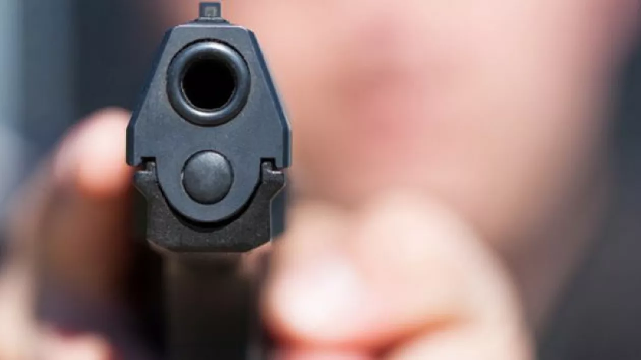 București: Un șofer, acuzat că a amenințat cu o armă pasagerii unei mașini. Ce au descoperit polițiștii 