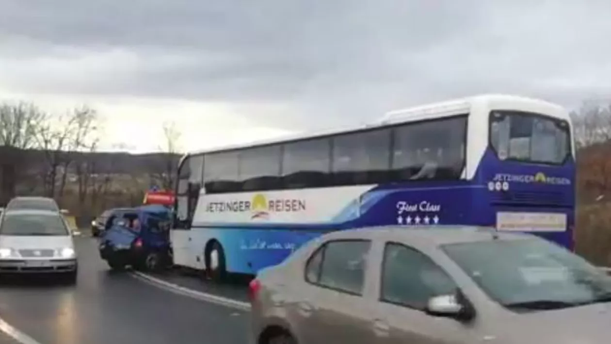 Accident TERIBIL pe DN 1, un autocar cu 40 de persoane și un autoturism s-au ciocnit (VIDEO)